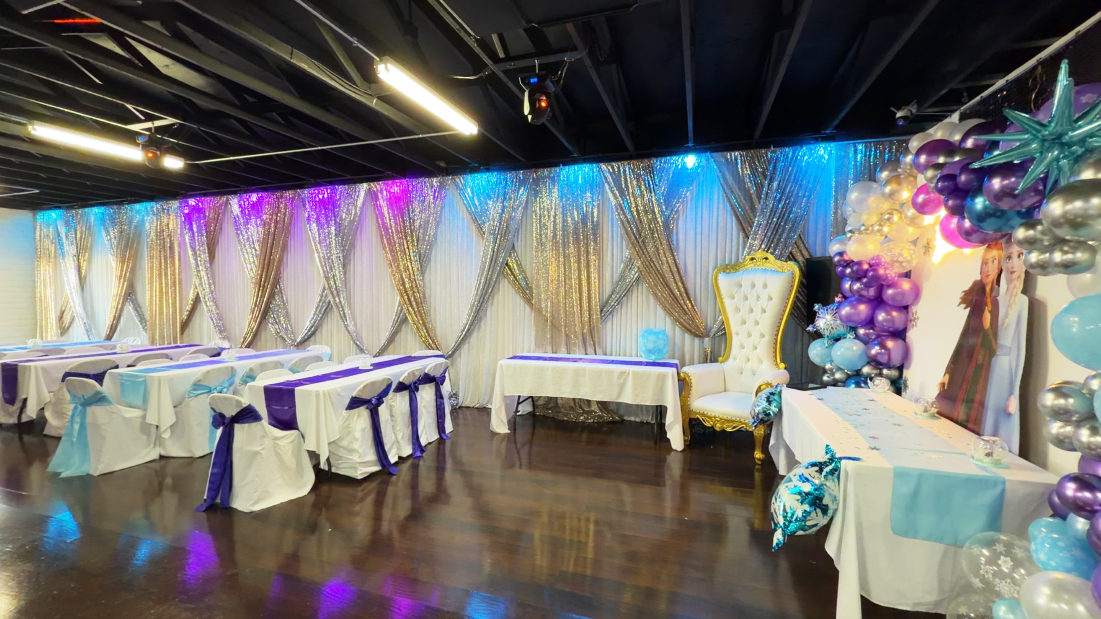 ABQ Sky Events preparado con decoración azul y morada